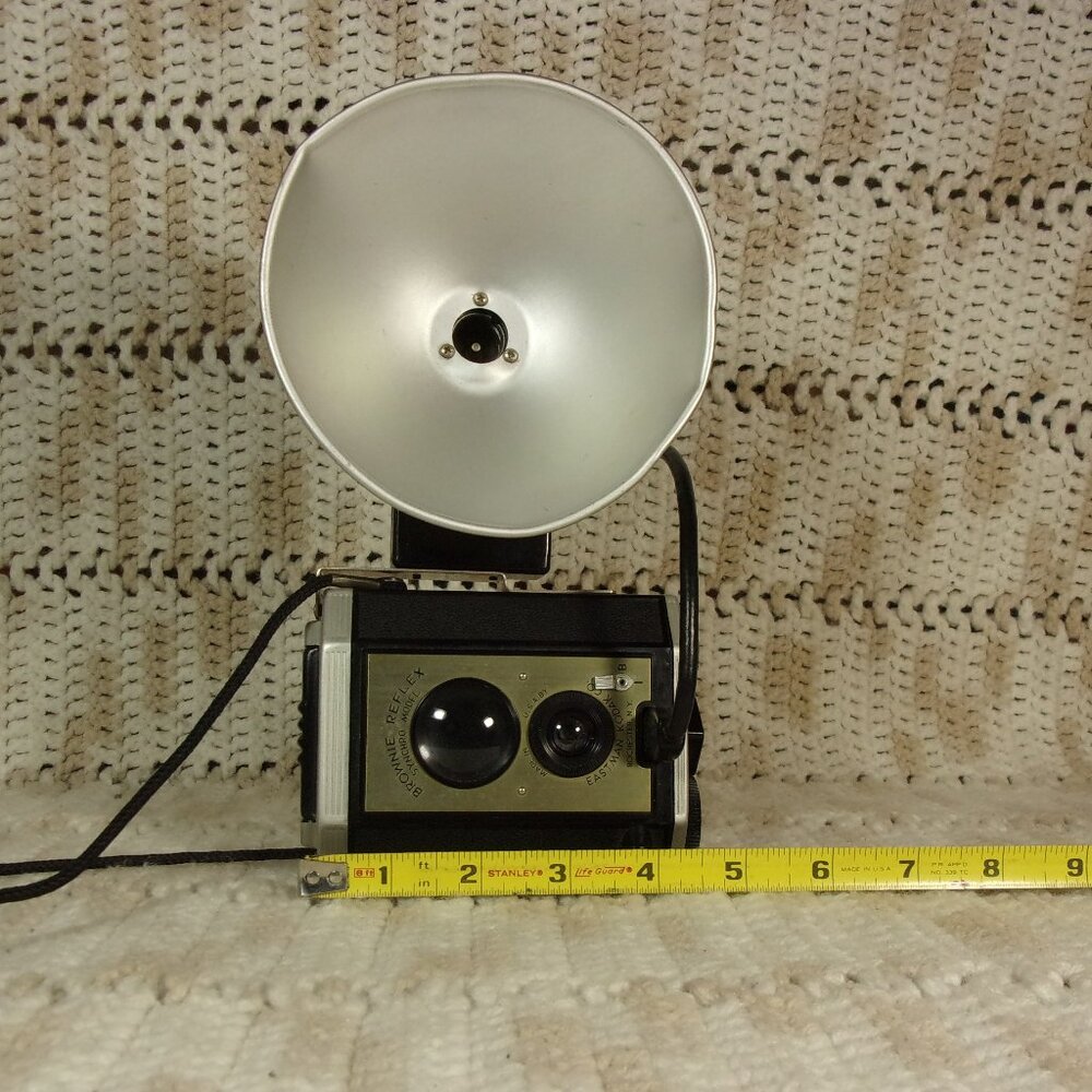 VINTAGE EASTMAN KODAK BROWNIE REFLEX SYNCHRO MODEL CAMERA WITH FLASH ATTACHMENT